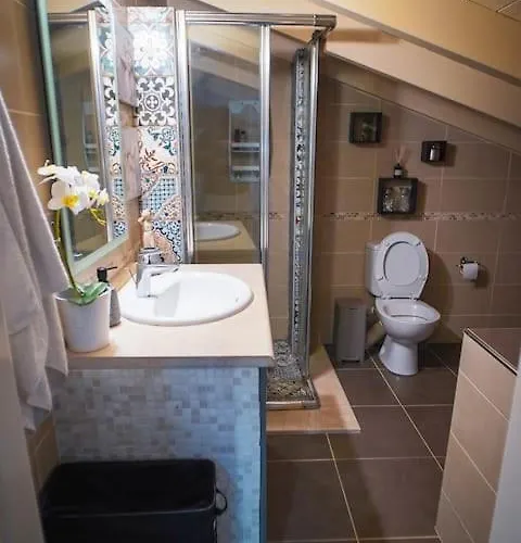 Melina's Bright Apartment, * Virós