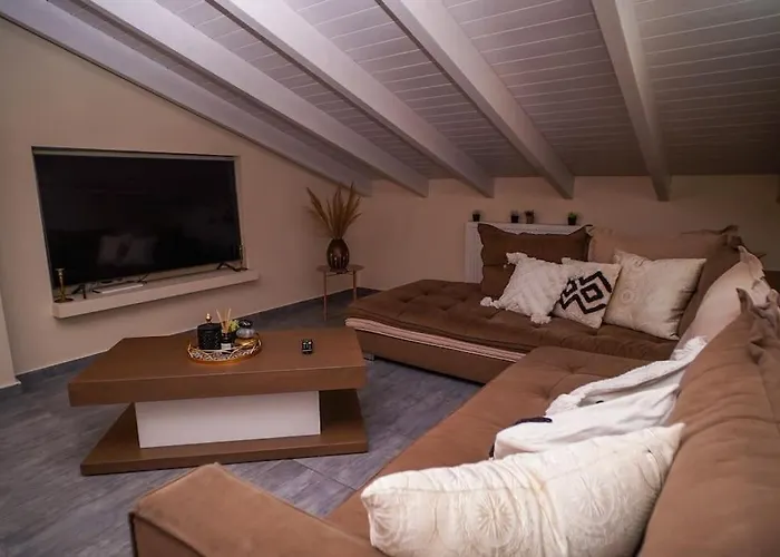 Melina's Bright Apartment, * Virós