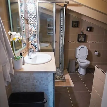Melina's Bright Apartment, * Βιρός