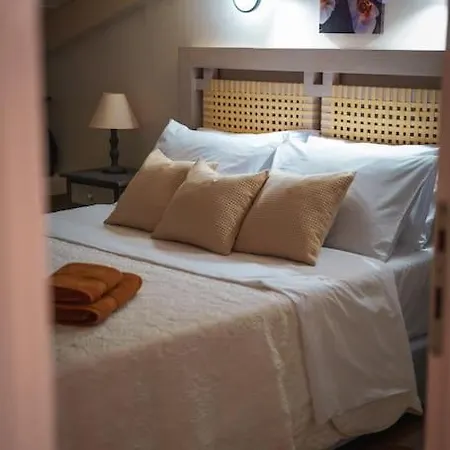 Melina's Bright Apartment, * Virós