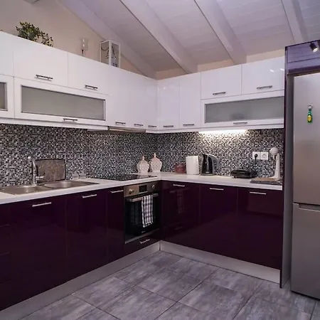 Melina's Bright Apartment,