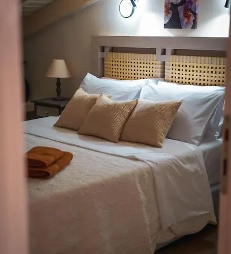 Melina's Bright Apartment, * Virós