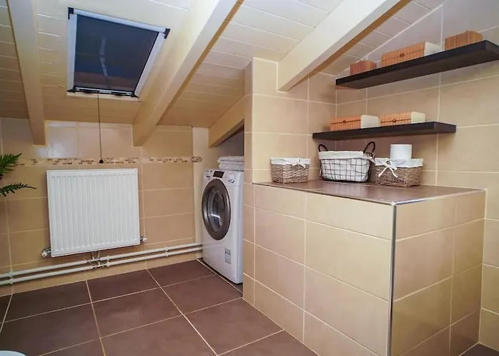 Melina's Bright Apartment, Virós