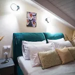 Melina's Bright Apartment, Viros