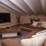 Melina's Bright Apartment, * Viros