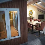 Melina's Bright Apartment, Viros