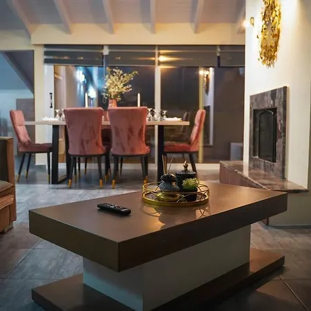 Melina's Bright Apartment, * Viros