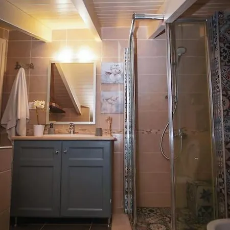 Апартаменты Melina's Bright Apartment, Viros