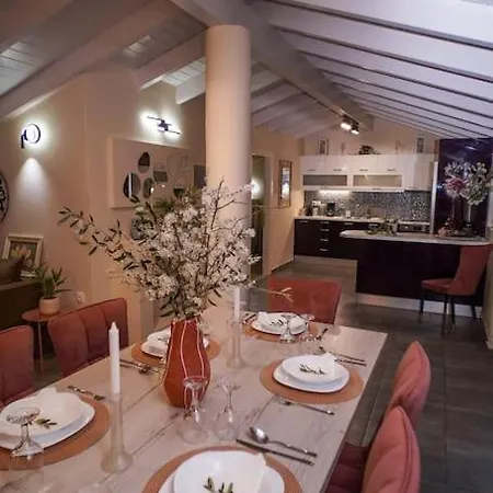 Апартаменты Melina's Bright Apartment,