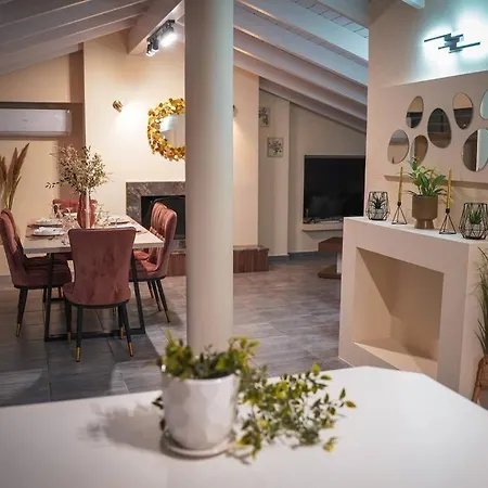 Melina's Bright Apartment, Viros