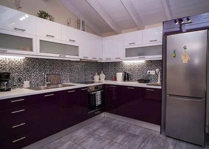 Melina's Bright Apartment,