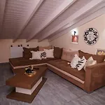 Melina's Bright Apartment, * Virósz