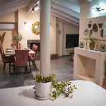 Melina's Bright Apartment, Virósz