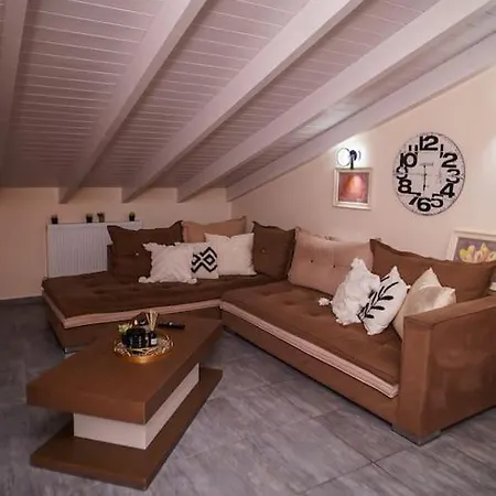 Melina's Bright Apartment, * Virós