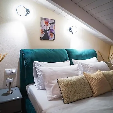 Melina's Bright Apartment, Virós