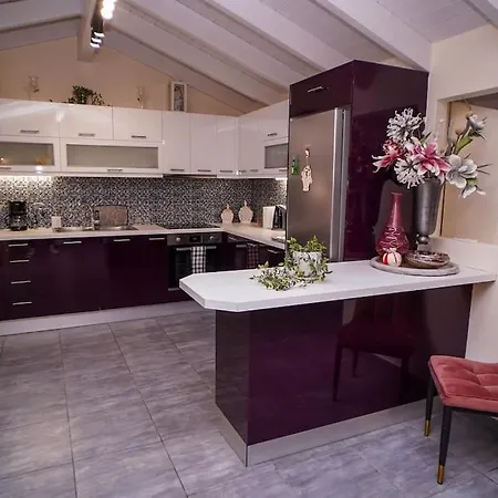 Melina's Bright Apartment, *