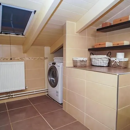 Melina's Bright Apartment, Virós