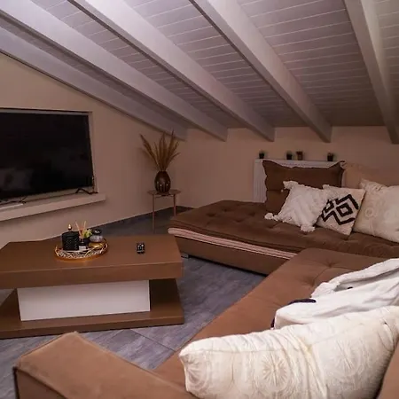 Melina's Bright Apartment, * Virós