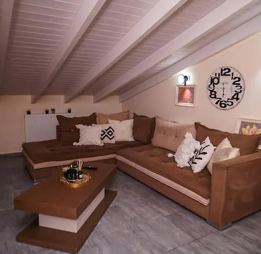 Melina's Bright Apartment, * Virós