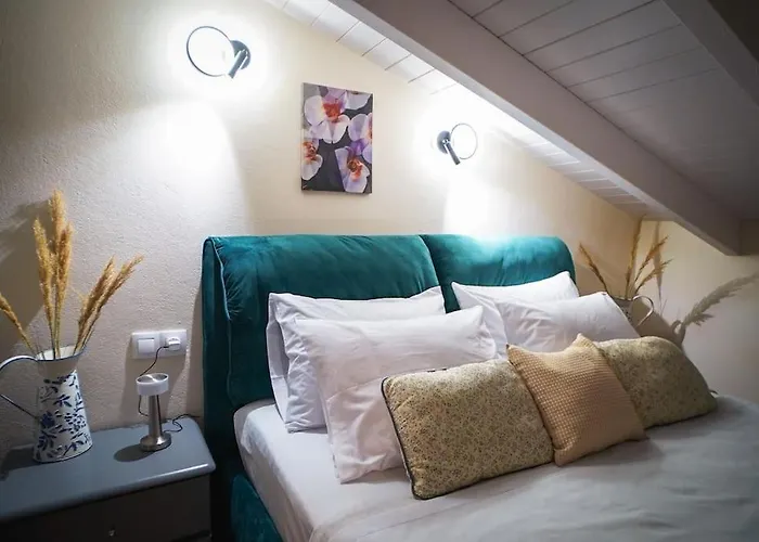 Melina's Bright Apartment, Virós