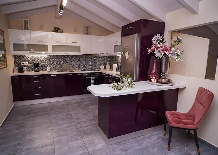 Melina's Bright Apartment, *
